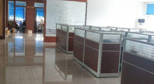 凤岗镇油甘埔楼上带精装修办公室 钢化膜厂房出租2000平