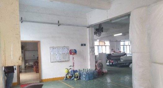 凤岗凤德岭出租三楼水电齐厂房800平，靠近大马路边