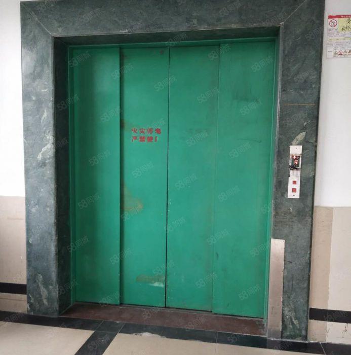 南城唯一个带3吨货梯的 办公室 贸易场地，小面积可分200平