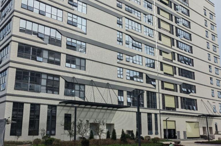 南城花园式全新厂房实际面积低价出租，空地大，交通好！