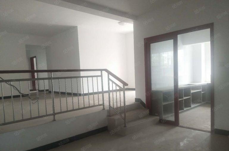 南城唯一个带3吨货梯的 办公室 贸易场地，小面积可分200平