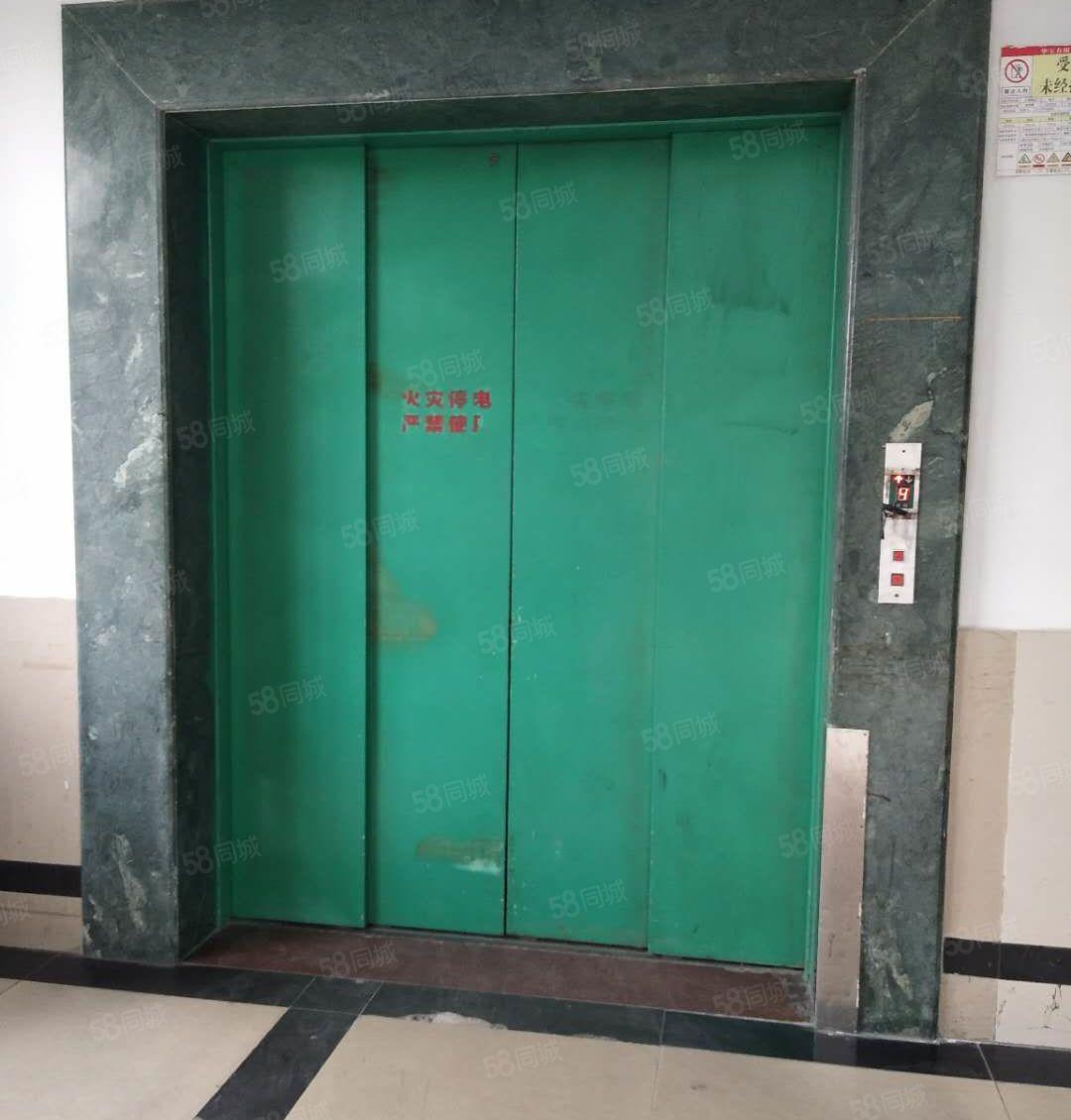 南城唯一个带3吨货梯的 办公室 贸易场地，小面积可分200平