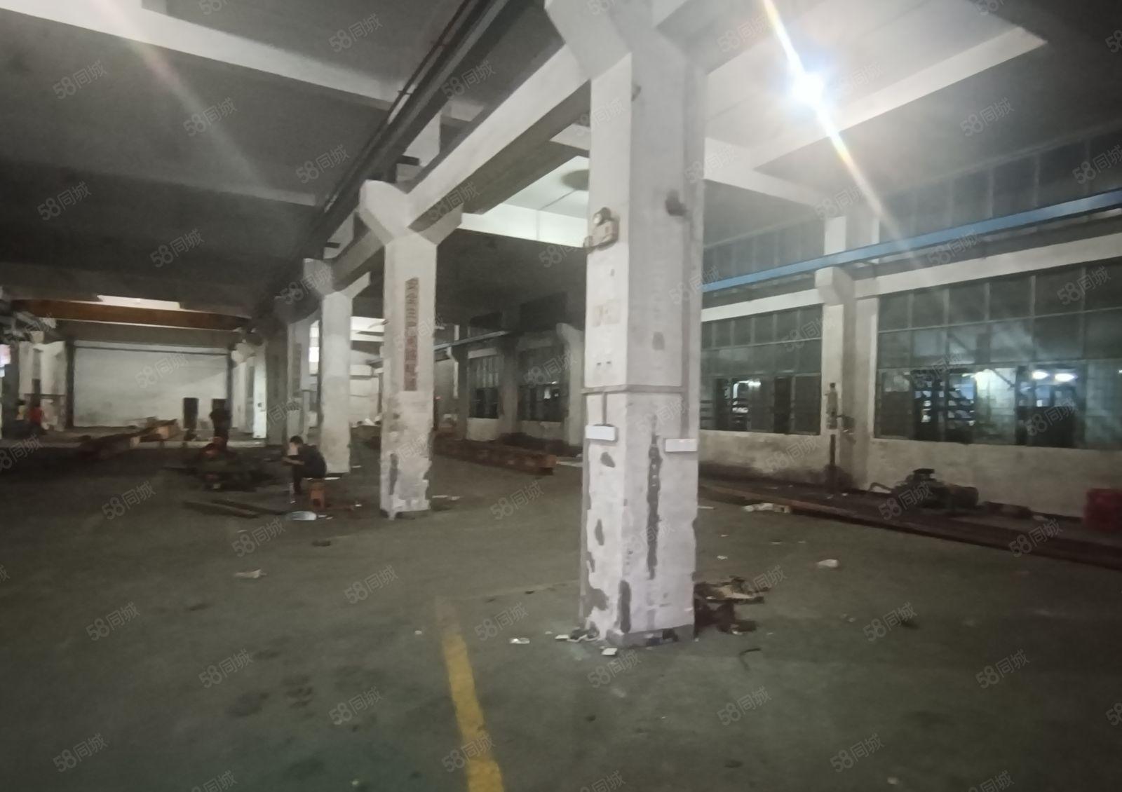 东城桑园1800平方一楼厂房低价出租，现成行车，空地大