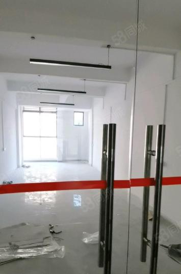 改造翻新园区，停车方便位置多，出入方便离地铁站近