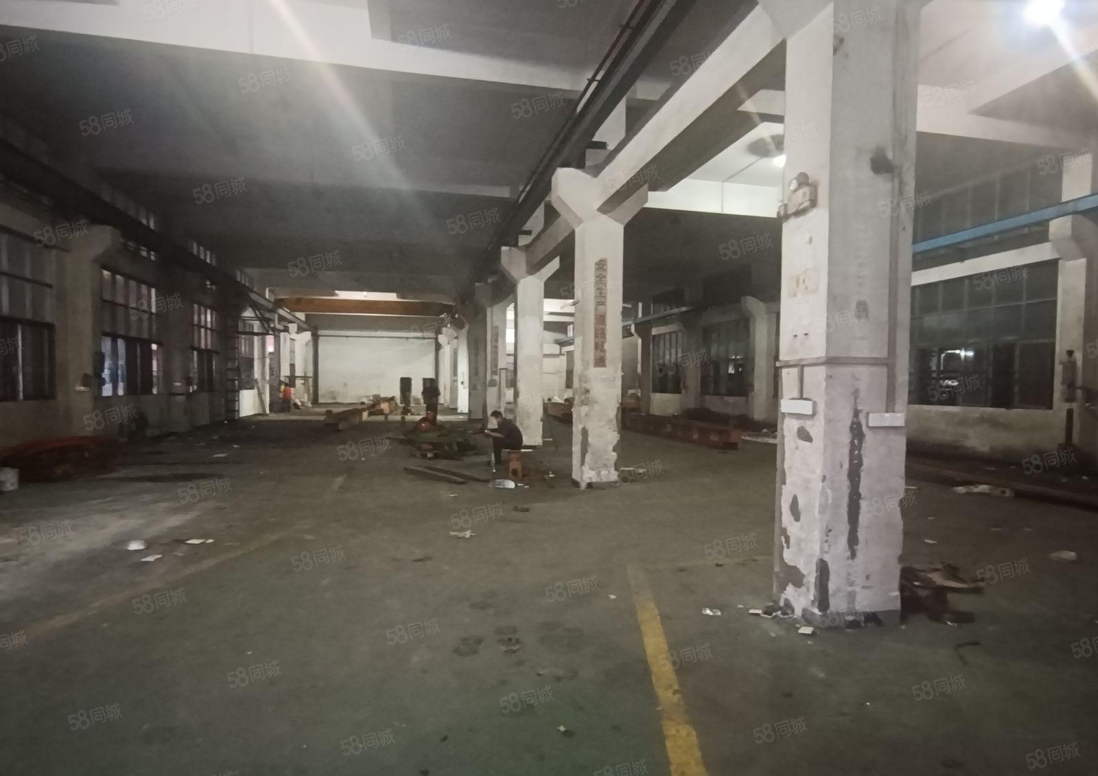 东城桑园1800平方一楼厂房低价出租，现成行车，空地大