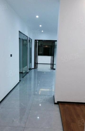 改造翻新园区，停车方便位置多，出入方便离地铁站近