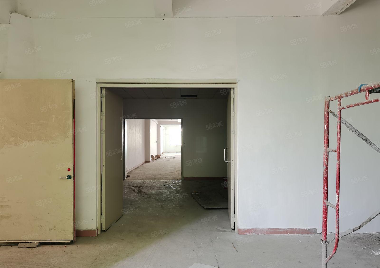 东城周屋新出楼上800平方现成办公室装修