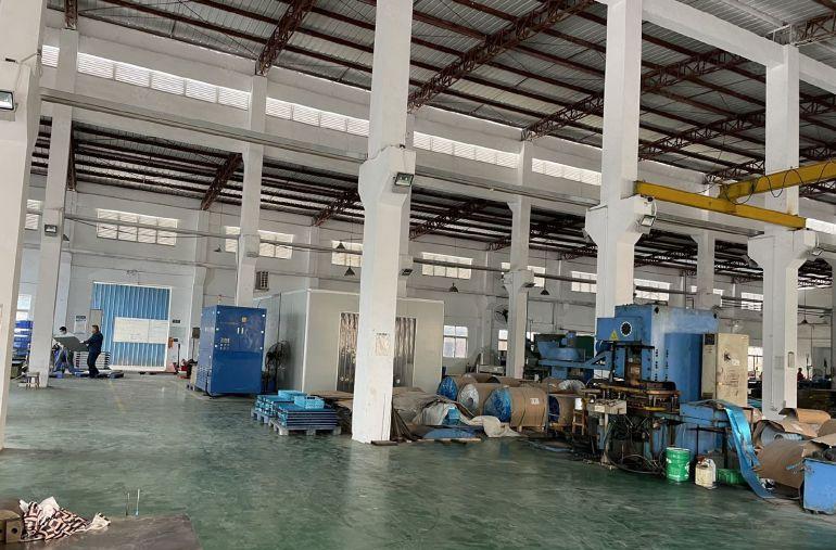 东城峡口单一层8500平，带行车，办公室1000平，超大空地