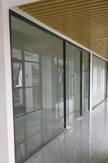 改造翻新园区，停车方便位置多，出入方便离地铁站近