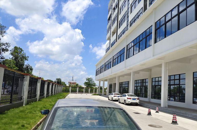 东莞虎门镇厂房出租，独门独院，一手房东，带水电装修，证件齐全