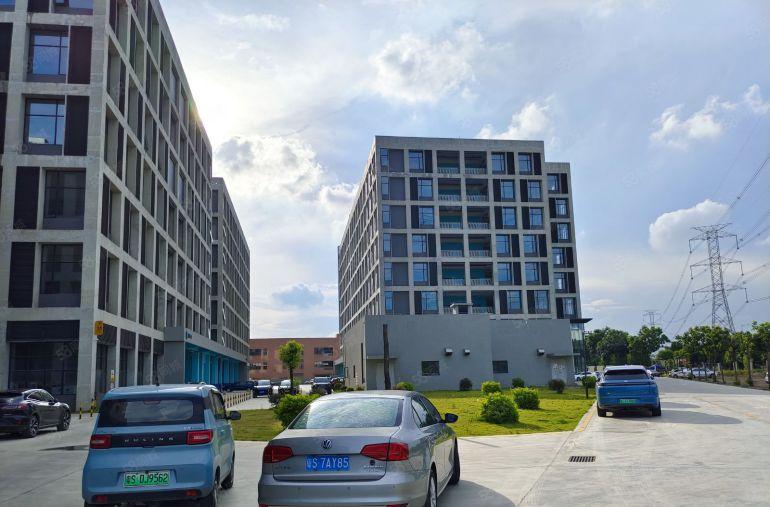 东莞虎门镇厂房出租，独门独院，一手房东，带水电装修，证件齐全