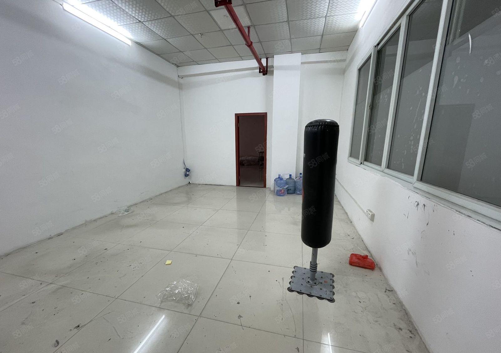 镇口新出楼上600平厂房招租，全新装修，适合电商，小加工等