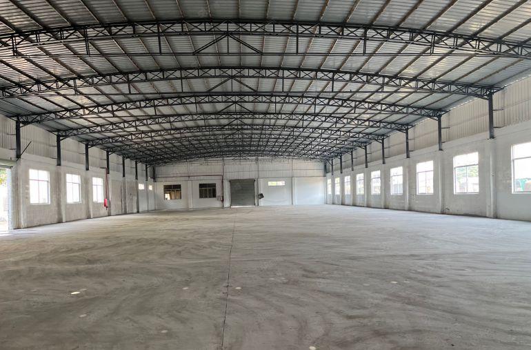 单一层独门独院带有独立办公楼4500方靠近山边