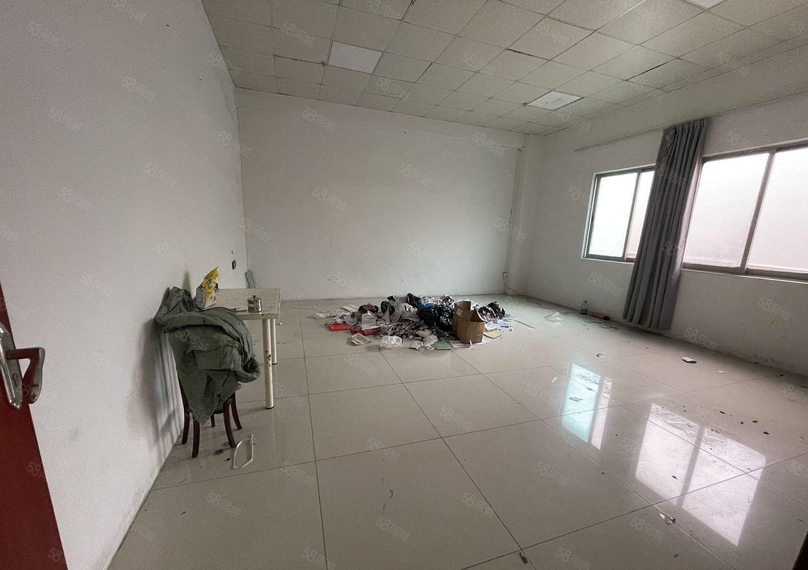 镇口新出楼上600平厂房招租，全新装修，适合电商，小加工等