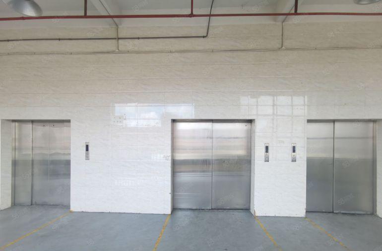 长安二楼精装修厂房出租2000平方可分租，现成办公地，临深