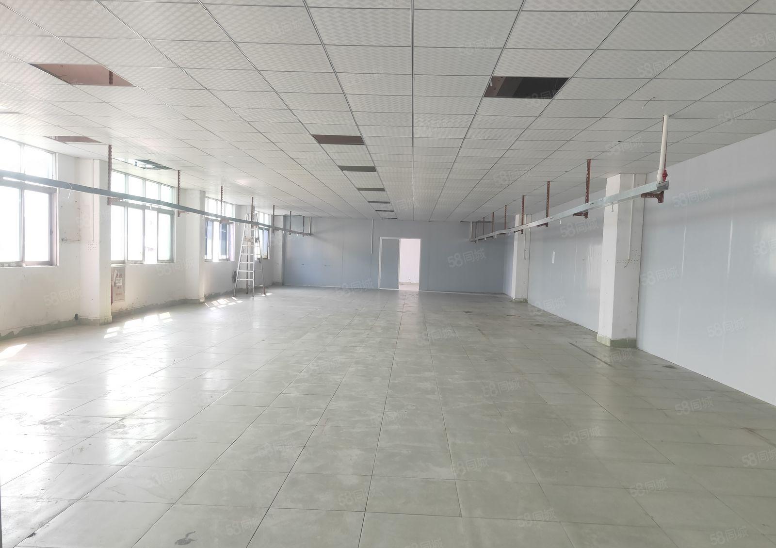 长安镇沙头东大路楼上1400平方.水电齐全，有办公室。