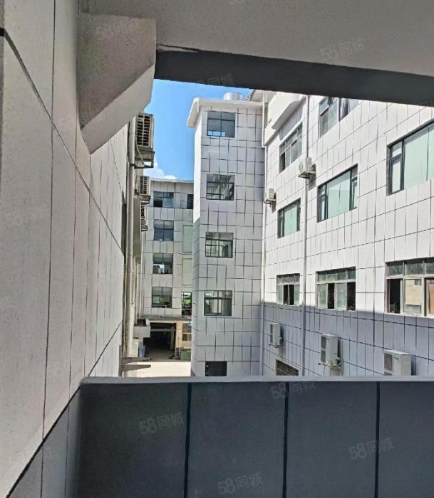 高速路口附近，有停车场三相电，交通方便