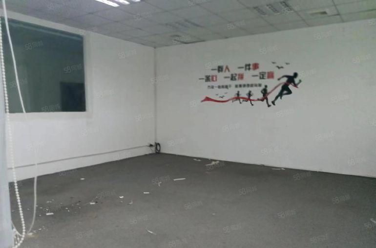 长安霄边楼上700平厂房低价出租，园区好停车，空地大