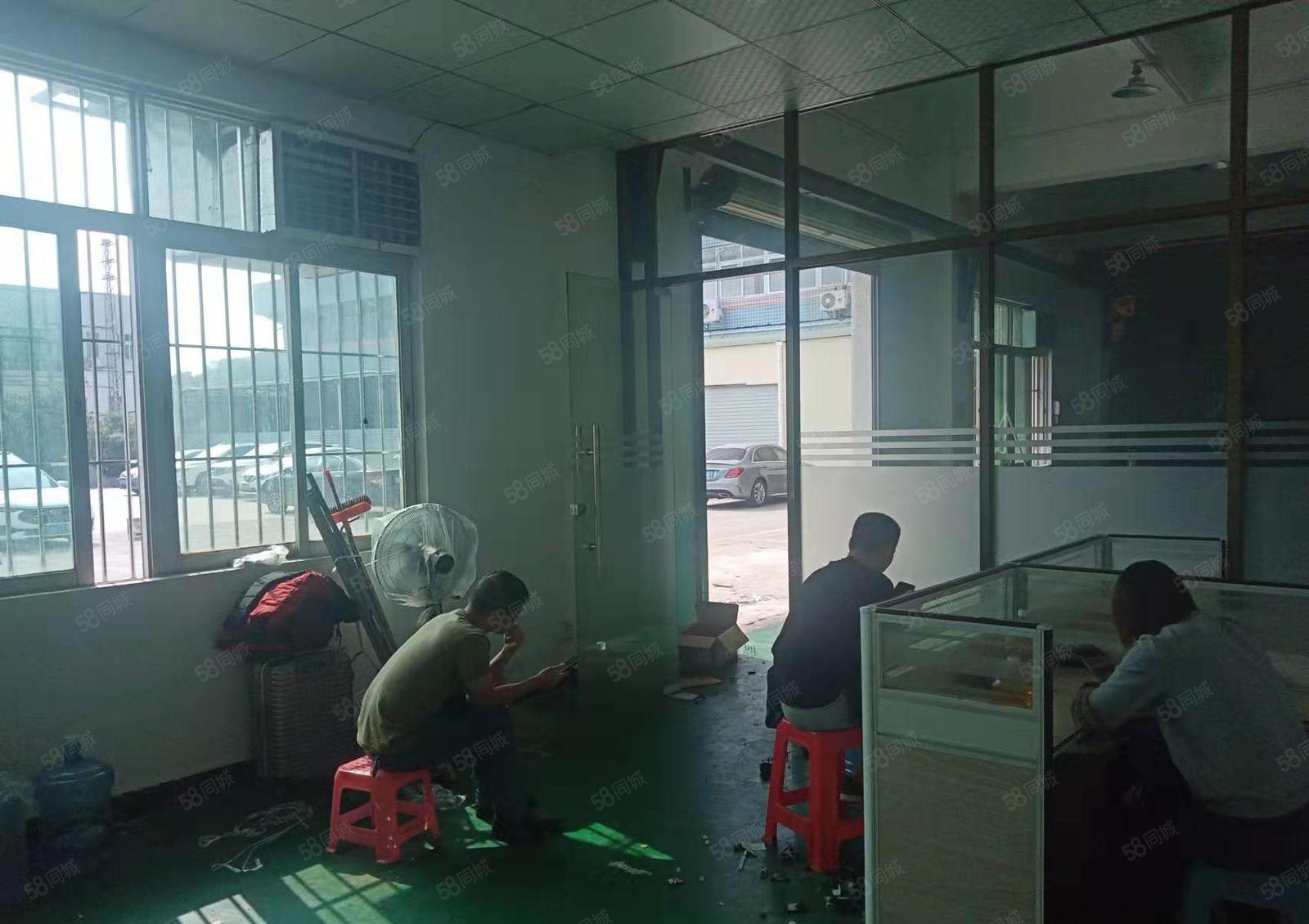 长安高速出口一楼800平方精装修厂房出租，空地大，有行车