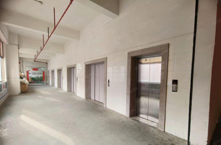 乌沙新出楼上1500平低价厂房出租，园区空地超大