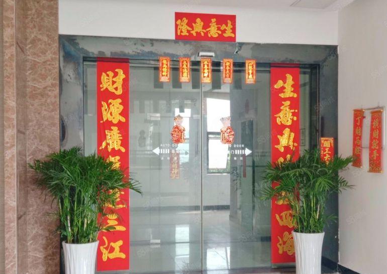 长安街口无尘车间厂房2400平，2部3吨货梯紧靠广深高速路口