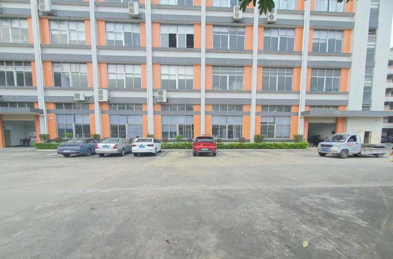 长安靠深圳新出标准1楼900平方厂房出租可办环评6米高空地大