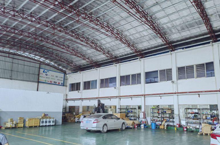 长安镇乌沙钢构高10米中间无柱子带现成装修办公室，水电齐全，