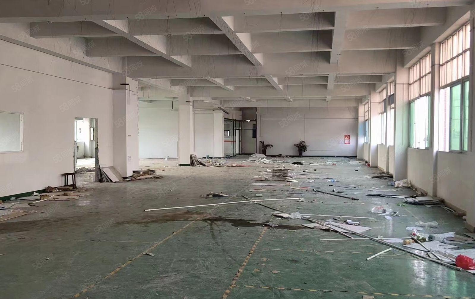 长安镇刚空出独院厂房2200平方，两层实际面积出租，水电齐全