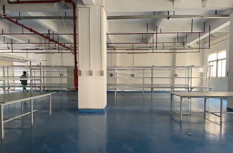 长安靠近深圳楼上750平厂房带装修办公室，全新地坪漆，可环评