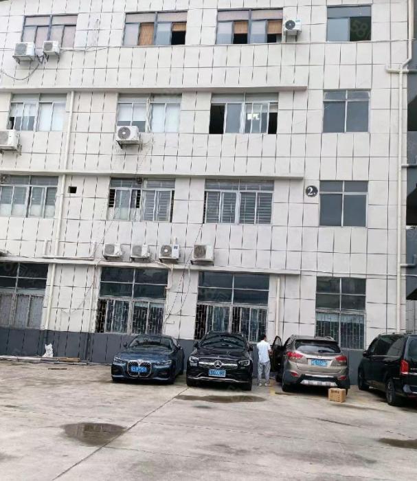 高速路口附近，有停车场三相电，交通方便