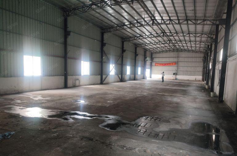 常平靠黄江新空出700平方厂房，中间无柱子，大车好进出！！！