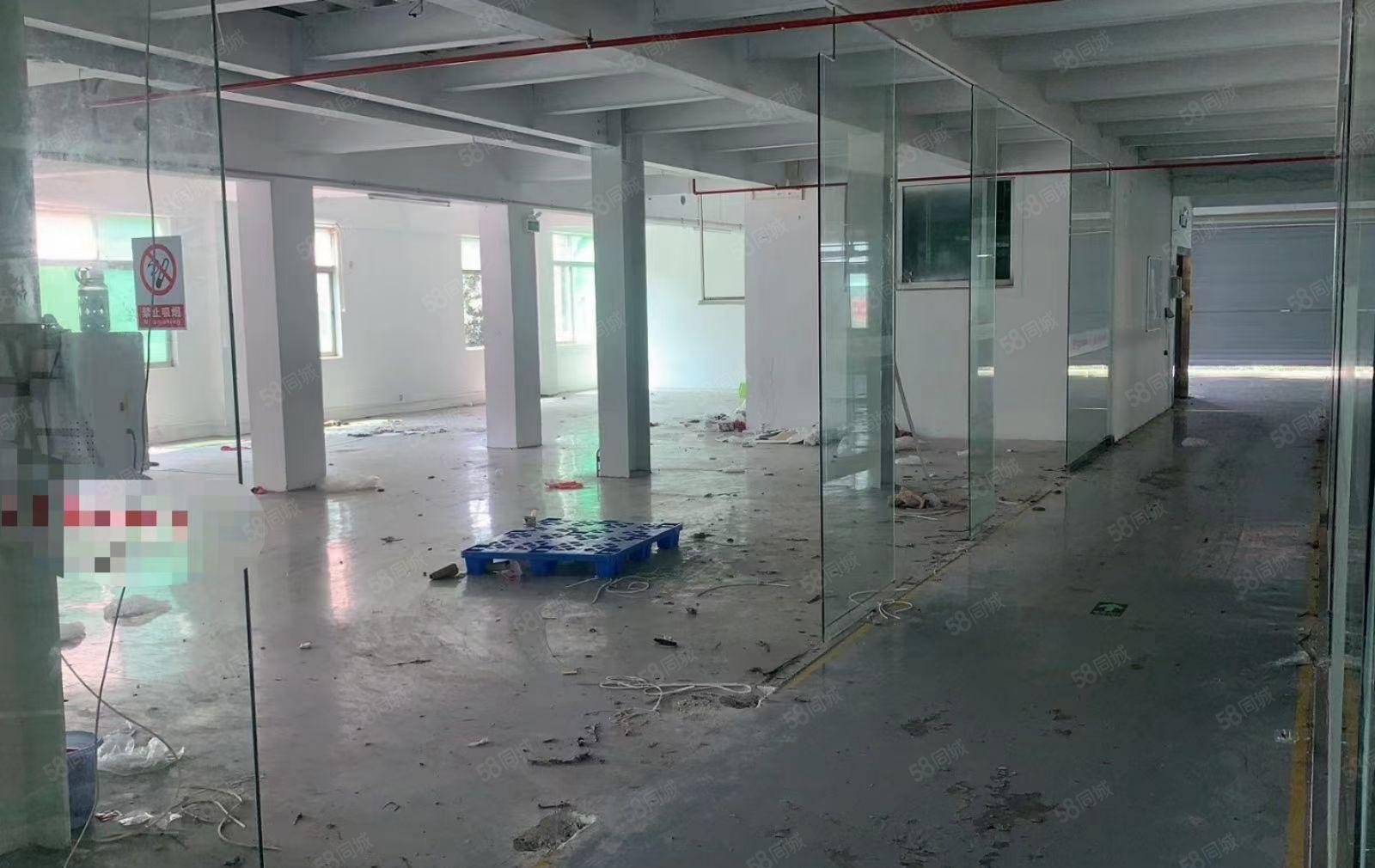 常平金美工业区新出楼上厂房2200平米，现成水电装修，空地大