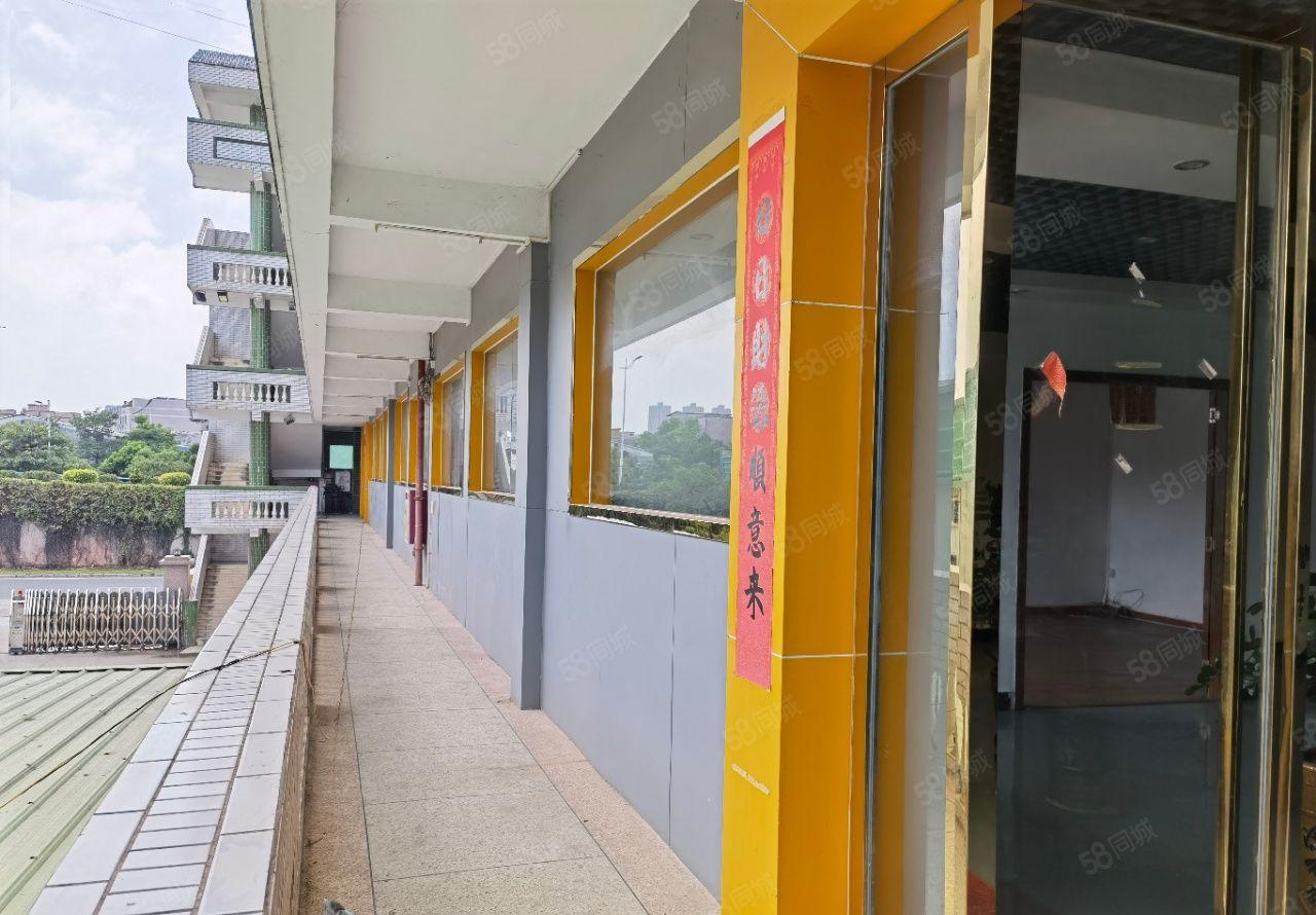 钢构独门独院带现成装修，主干道边上离高速一公里，适合各行各业