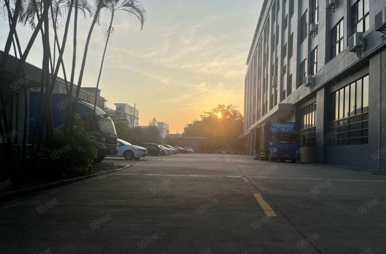 常平新出原房东。可分租带装修地坪漆。带三个三吨电梯带卸货平台