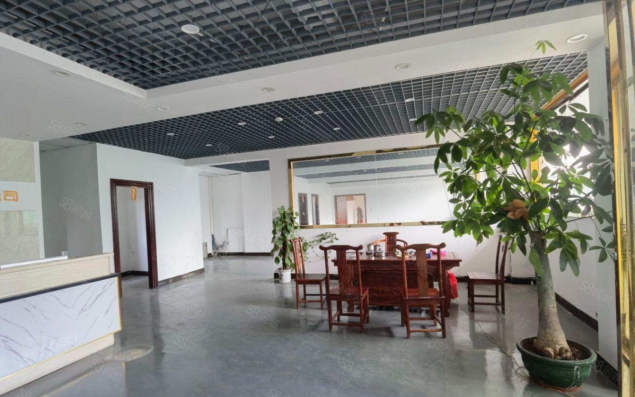 钢构独门独院带现成装修，主干道边上离高速一公里，适合各行各业