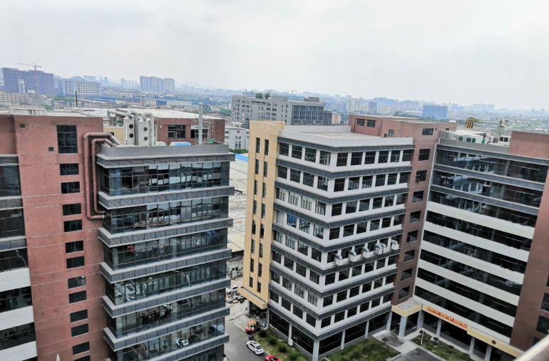 常平镇原房东红本全新厂房玻璃幕墙，形象高大上，大小都可分租。