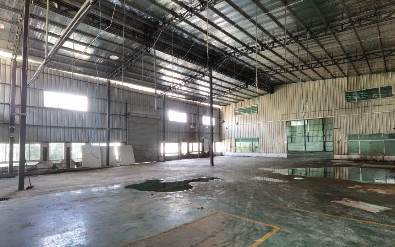 钢构独门独院带现成装修，主干道边上离高速一公里，适合各行各业