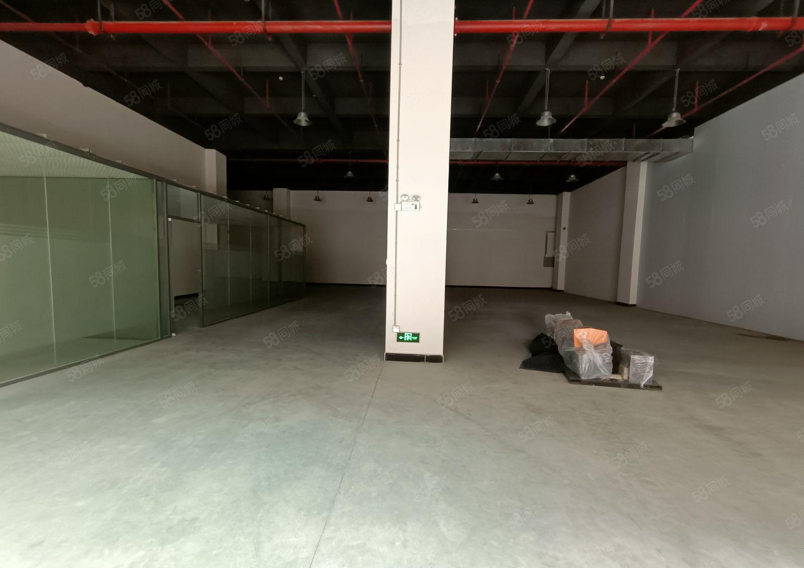 900平现成带装修6米高一楼厂房出租，有卸货平台，现成办公室