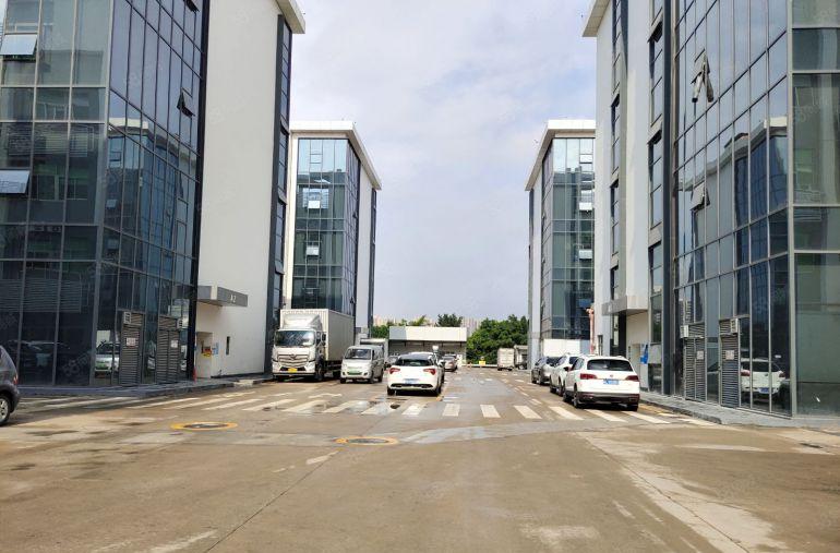 厚街大工业区原房东红本厂房楼上600平出租水电齐全带装修可分