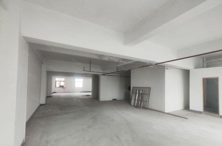 二楼带全新电梯厂房268平，可小加工仓库。