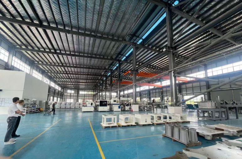 现成行车，高度12米。厚街原房东8000平方钢结构厂房招租