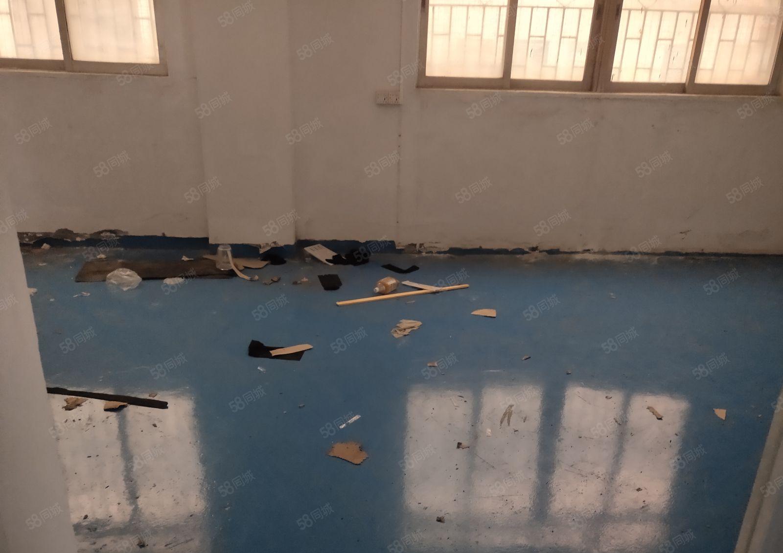 厚街一楼800平厂房出租 现成卫生间办公室水电齐全