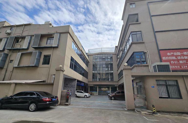 厚街靠南城标准小独院，现成装修有电梯