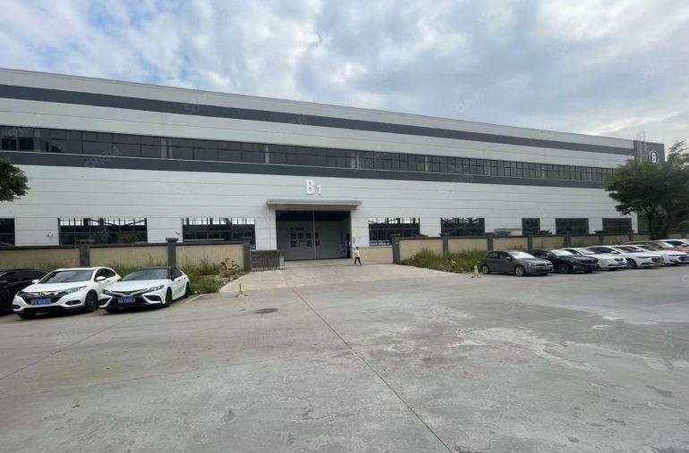 现成行车，高度12米。厚街原房东8000平方钢结构厂房招租