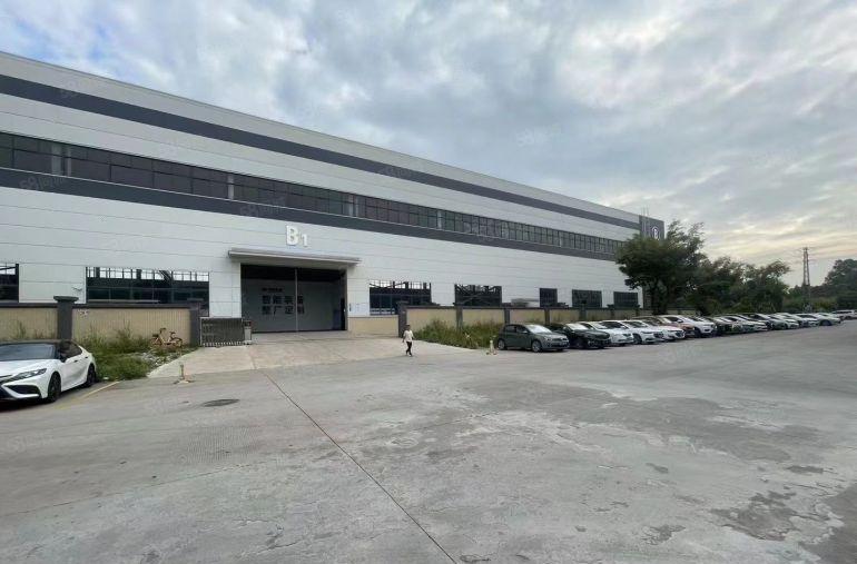 现成行车，高度12米。厚街原房东8000平方钢结构厂房招租