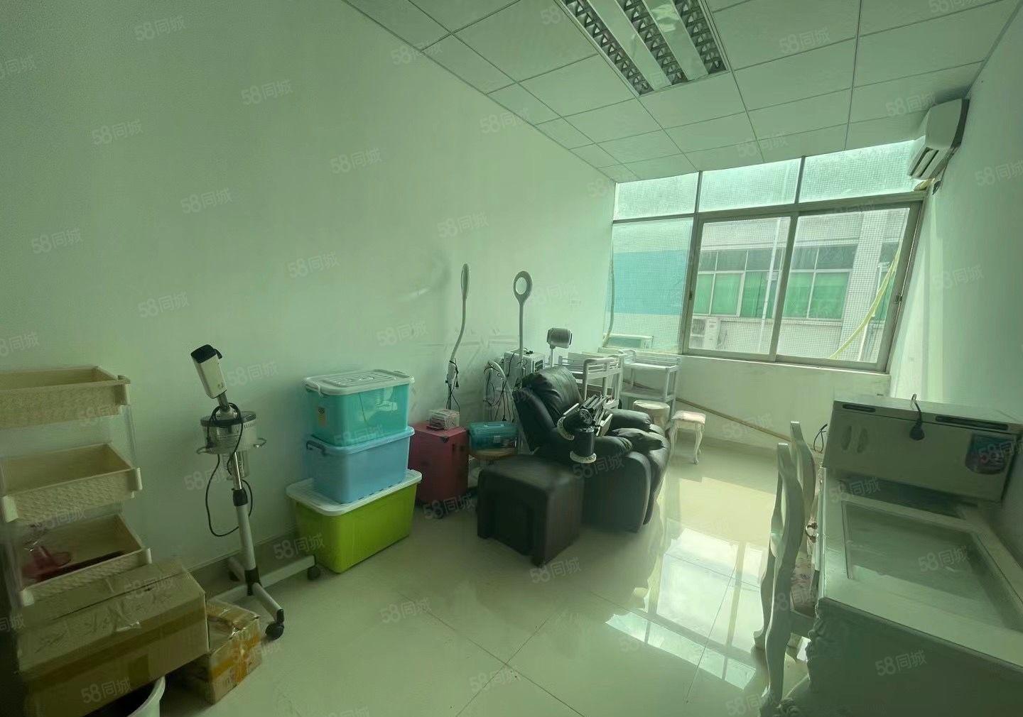 塘厦科苑城三楼厂房1300平方，实际面积出租，现成办公室装修