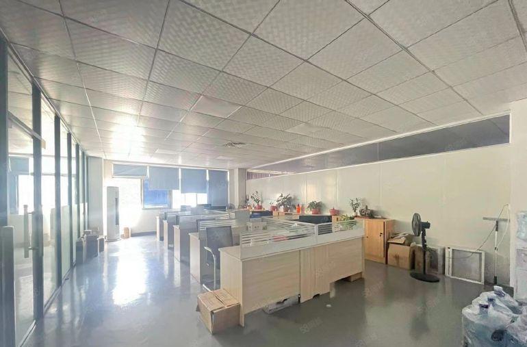 塘厦新空一手房东近深圳楼上900平方，豪华装修厂房出租可分租