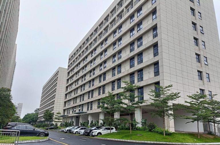 塘厦科苑城旁一二楼各2000平精装修厂房仓库出租，水电齐全。