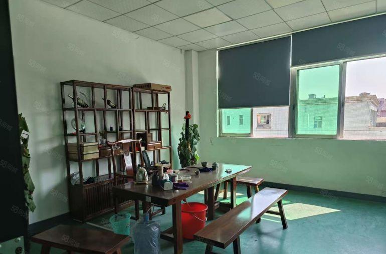 四村高速口附近三楼精装修厂房900平现成办公家具园区形象好