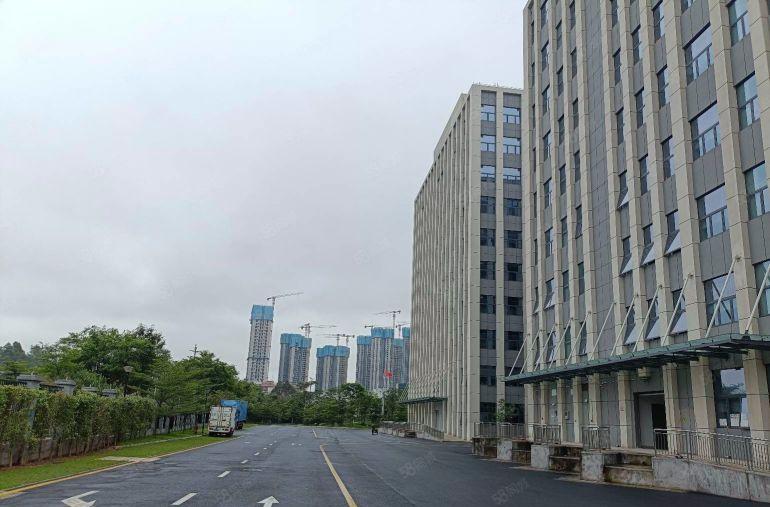 塘厦科苑城旁一二楼各2000平精装修厂房仓库出租，水电齐全。